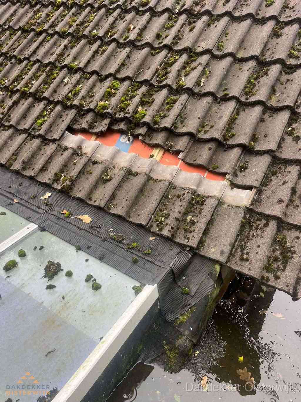 Beschadigd pannendak met ontbrekende dakpannen voor reparatie in Oisterwijk