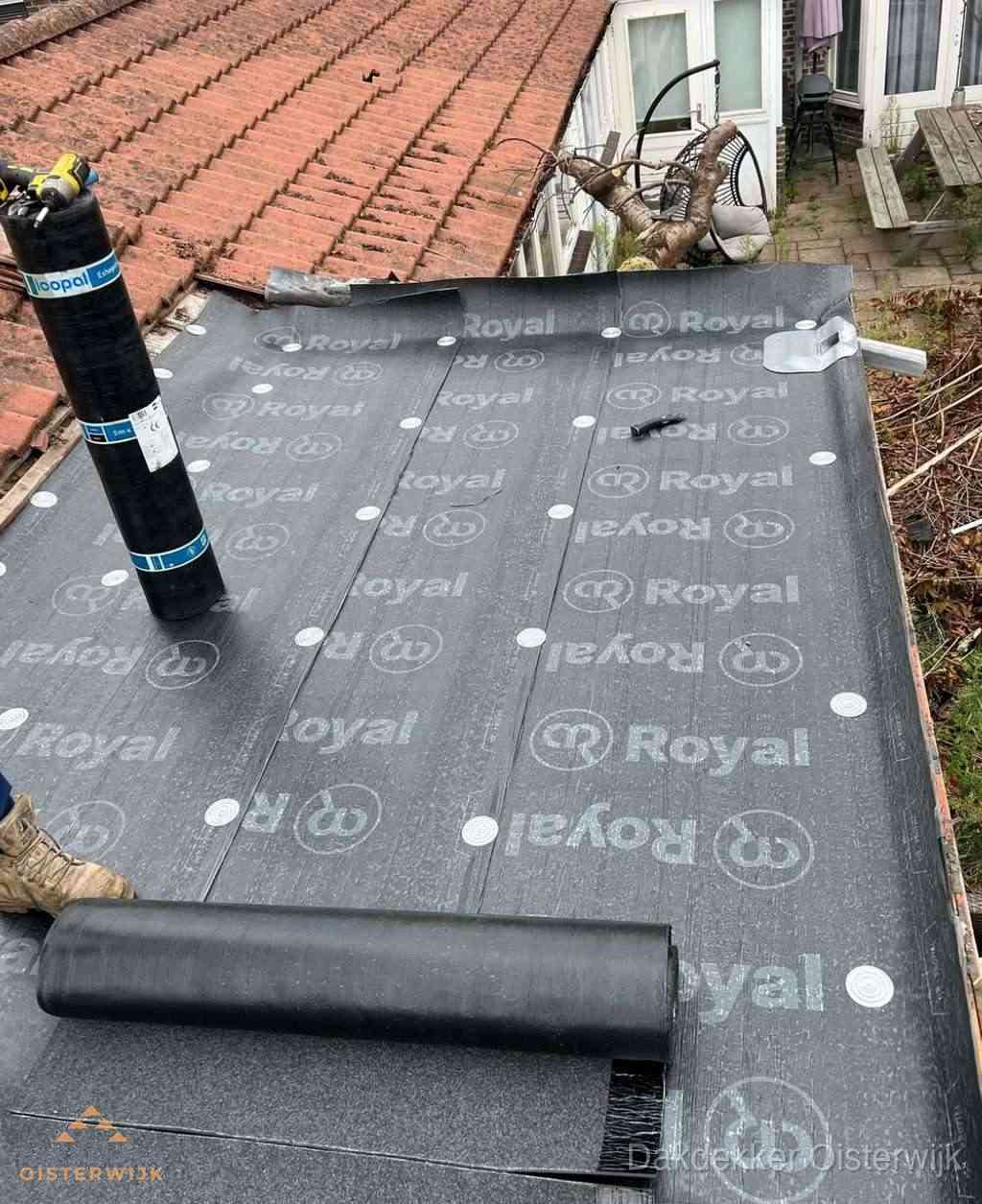 Plat dak met nieuwe bitumen dakbedekking en brandgereedschap in Oisterwijk