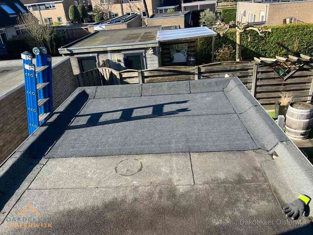 Dakdekker legt onderlaag op plat dak met houten constructie in Oisterwijk