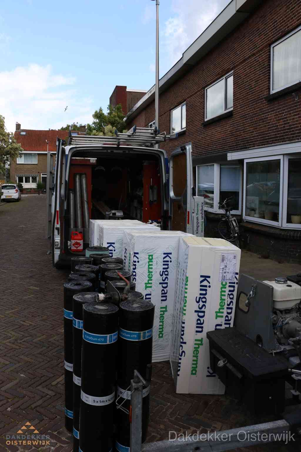 Plat dak met bitumen dakbedekking en brander in Oisterwijk