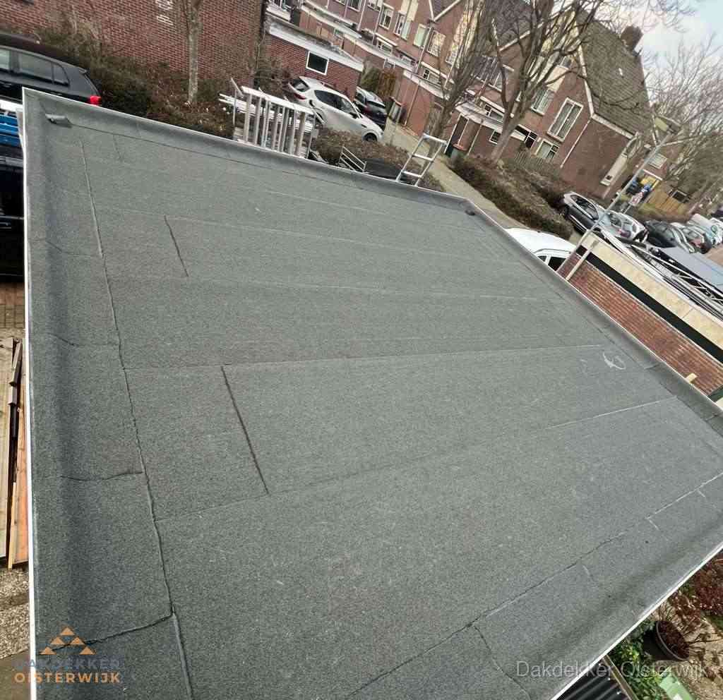 Nieuwe bitumen dakbedekking op plat dak van garage in Oisterwijk