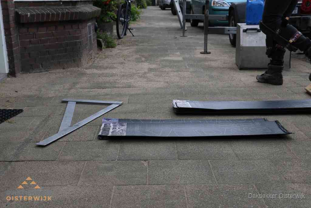 Dakbedekkingsmateriaal en zinkwerk klaargelegd voor reparatie in Oisterwijk
