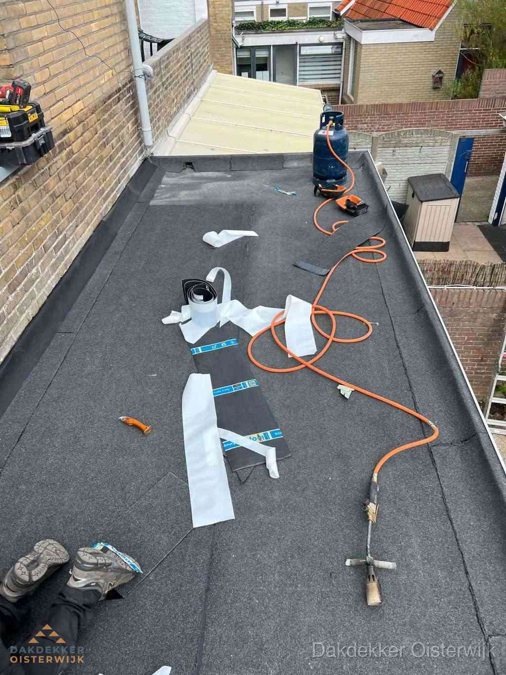 Dakdekker brengt EPDM dakbedekking aan op plat dak in Oisterwijk