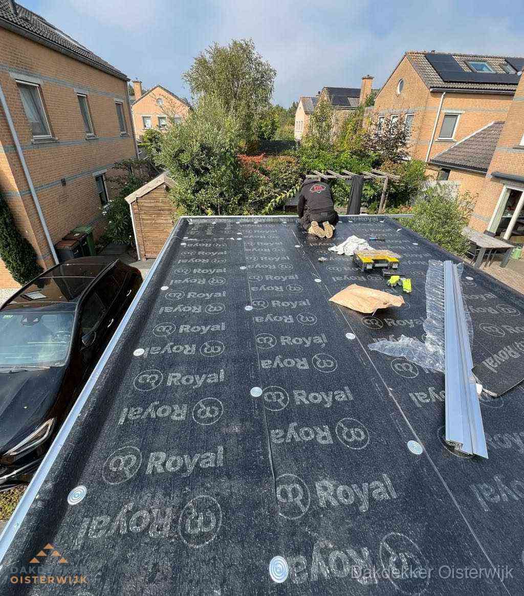 Dakdekker aan het werk op plat dak renovatie in Oisterwijk