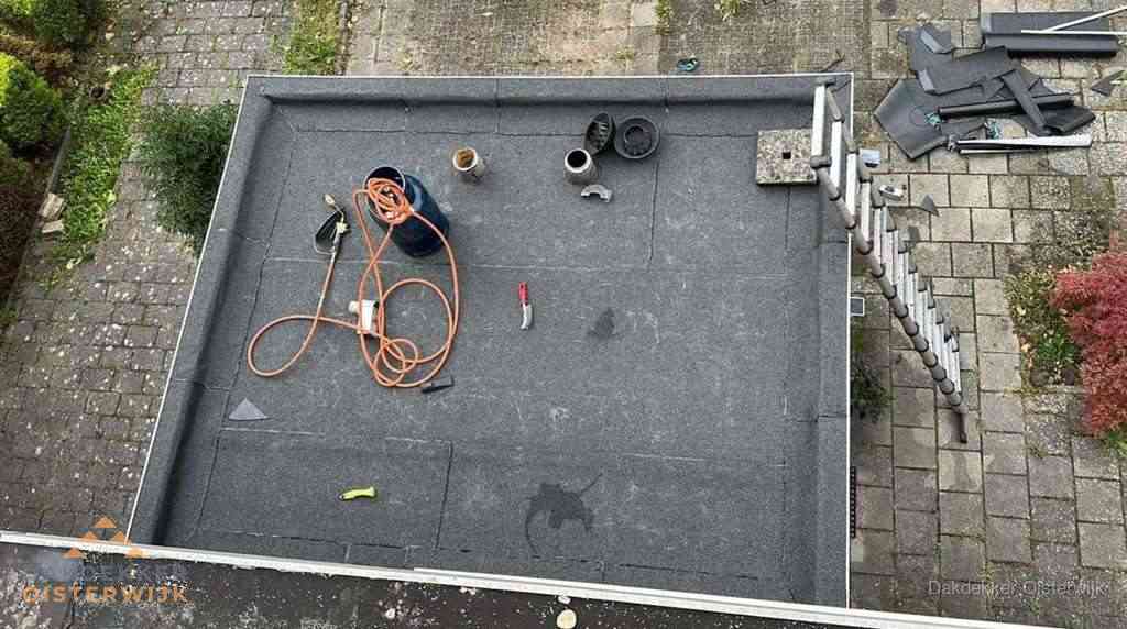 Plat dak met nieuwe bitumen bedekking in Oisterwijk
