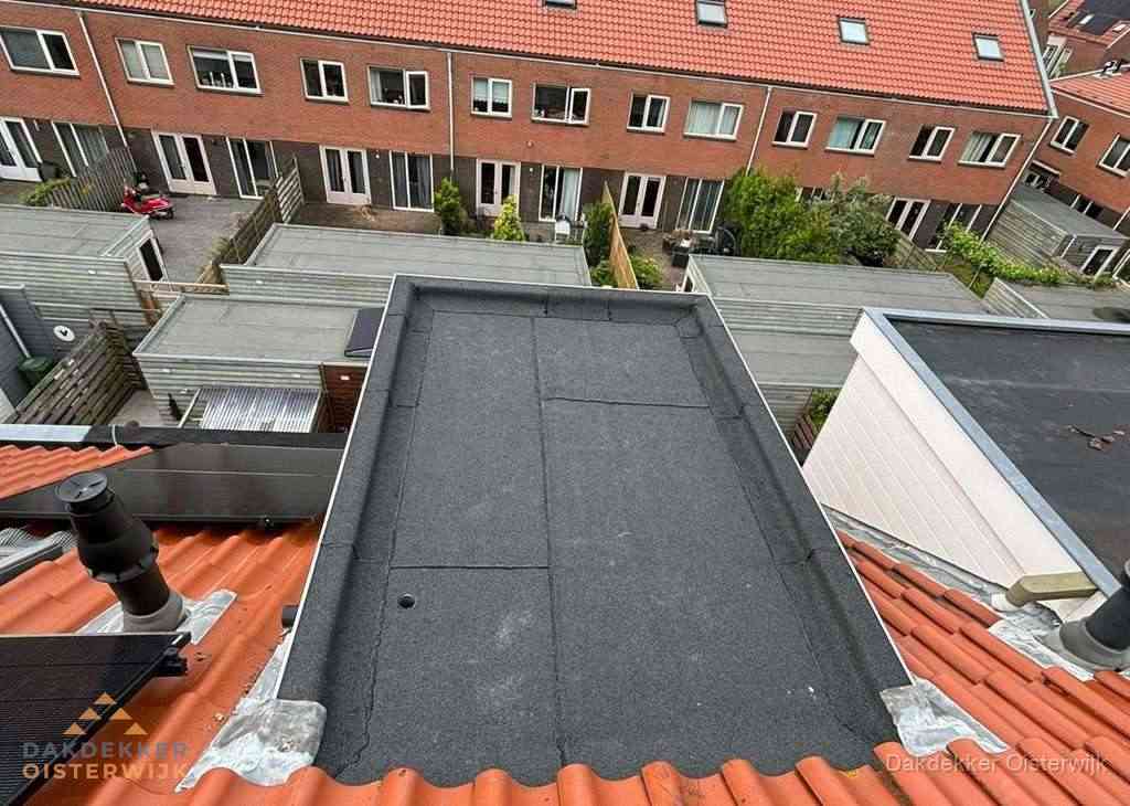 Plat dak met bitumen bedekking naast dakkapel in Oisterwijk