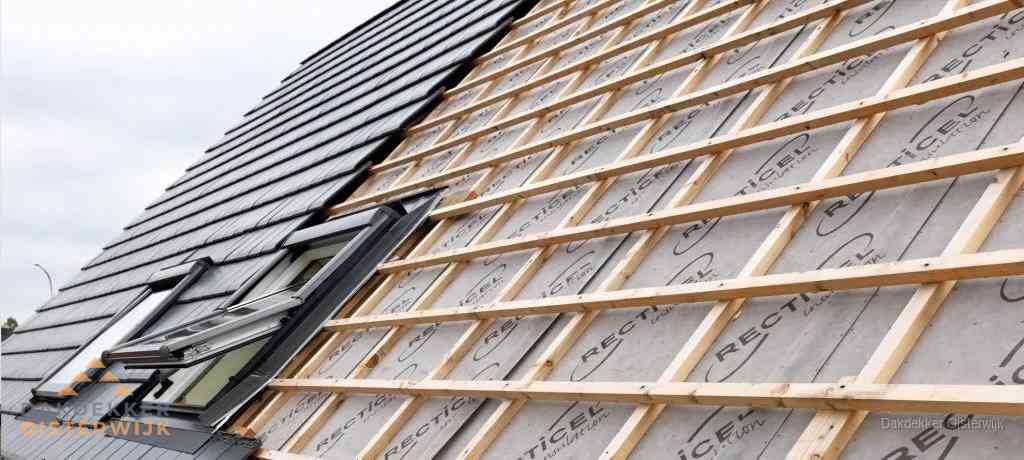 Isolatie en dakpannen installeren op hellend dak in Oisterwijk
