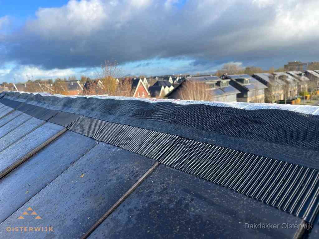 Dakisolatie bij de nok met ventilatieprofiel op schuin dak in Oisterwijk