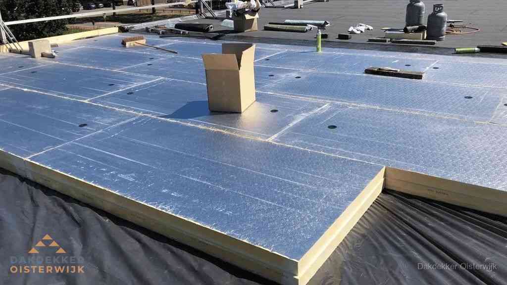 PIR isolatieplaten worden gelegd op plat dak voor dakisolatie in Oisterwijk