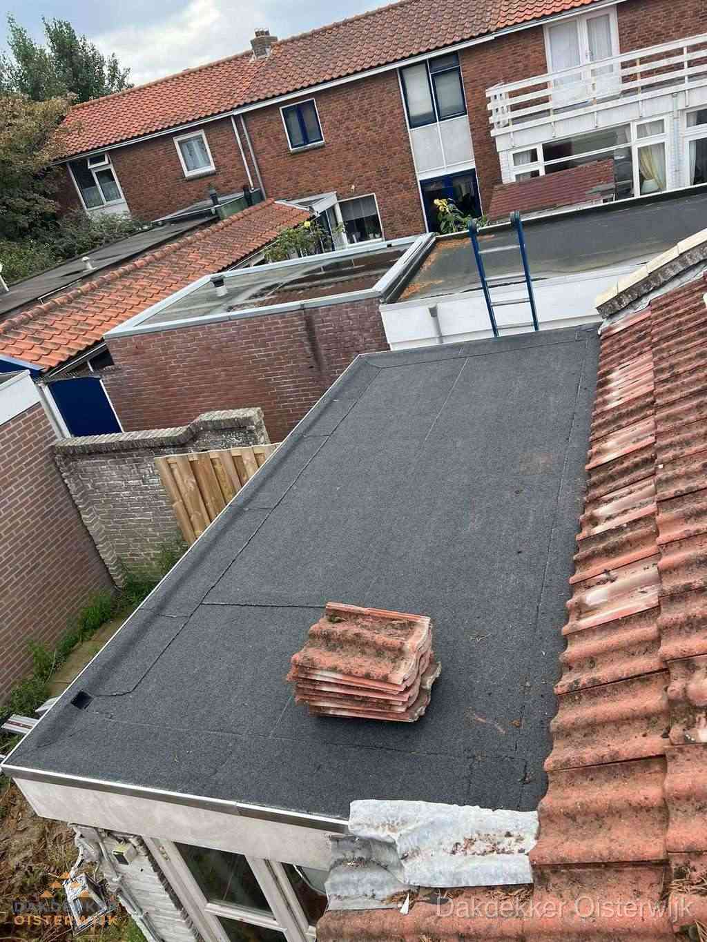 Aanbouw plat dak met reservepannen voor dakpannen vervangen in Oisterwijk