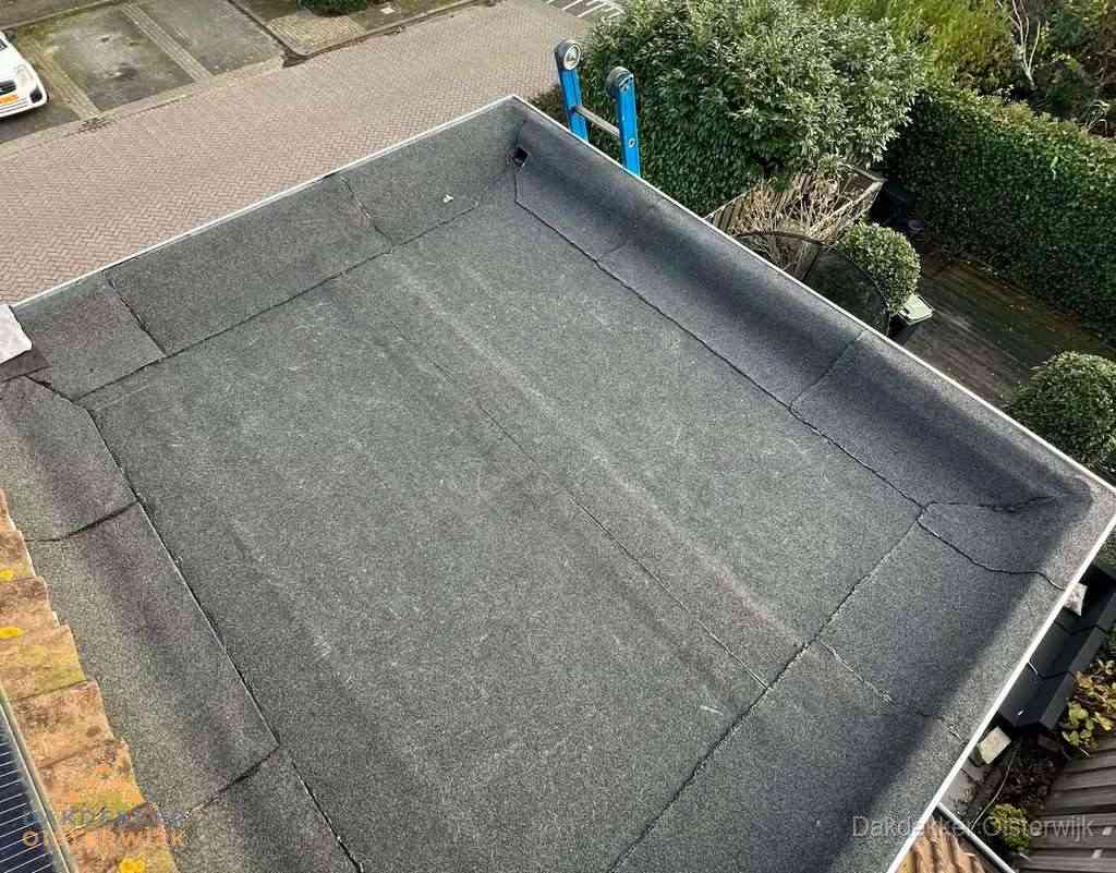 Gerenoveerd plat dak met nieuwe bitumen dakbedekking in Oisterwijk