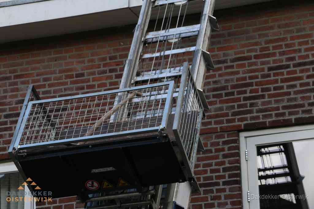 Ladderlift met dakpannen voor dakpan reparatie in Oisterwijk
