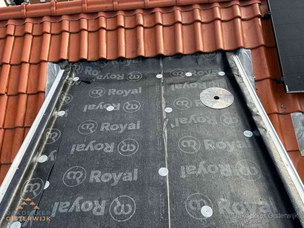 Nieuw dak met dakpannen en Royal onderlaag bij woning in Oisterwijk
