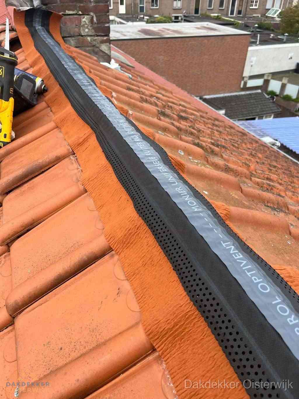 Plat dak aanbouw met bitumen naast schuin pannendak in Oisterwijk