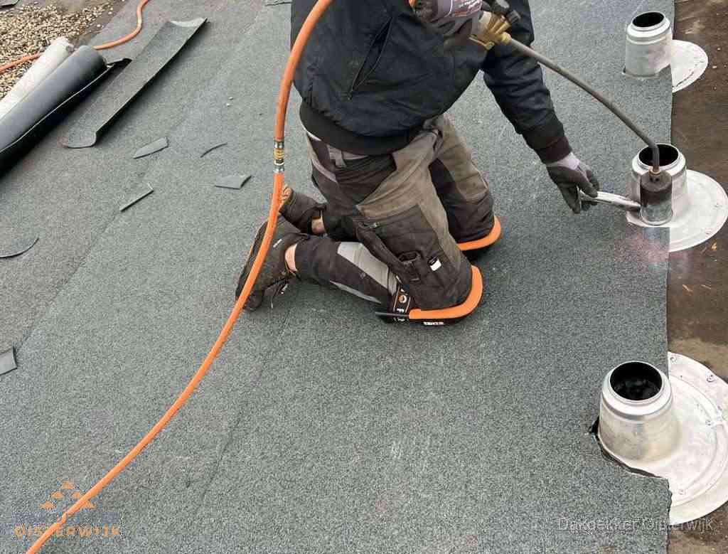 Gereedschap op nieuw plat dak na renovatie in Oisterwijk