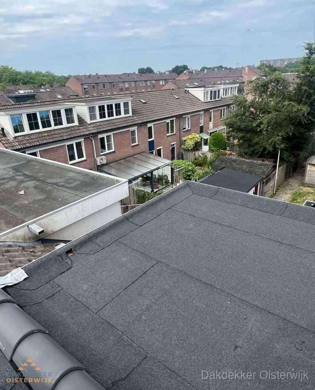 Vernieuwd plat dak met bitumen in woonwijk in Oisterwijk