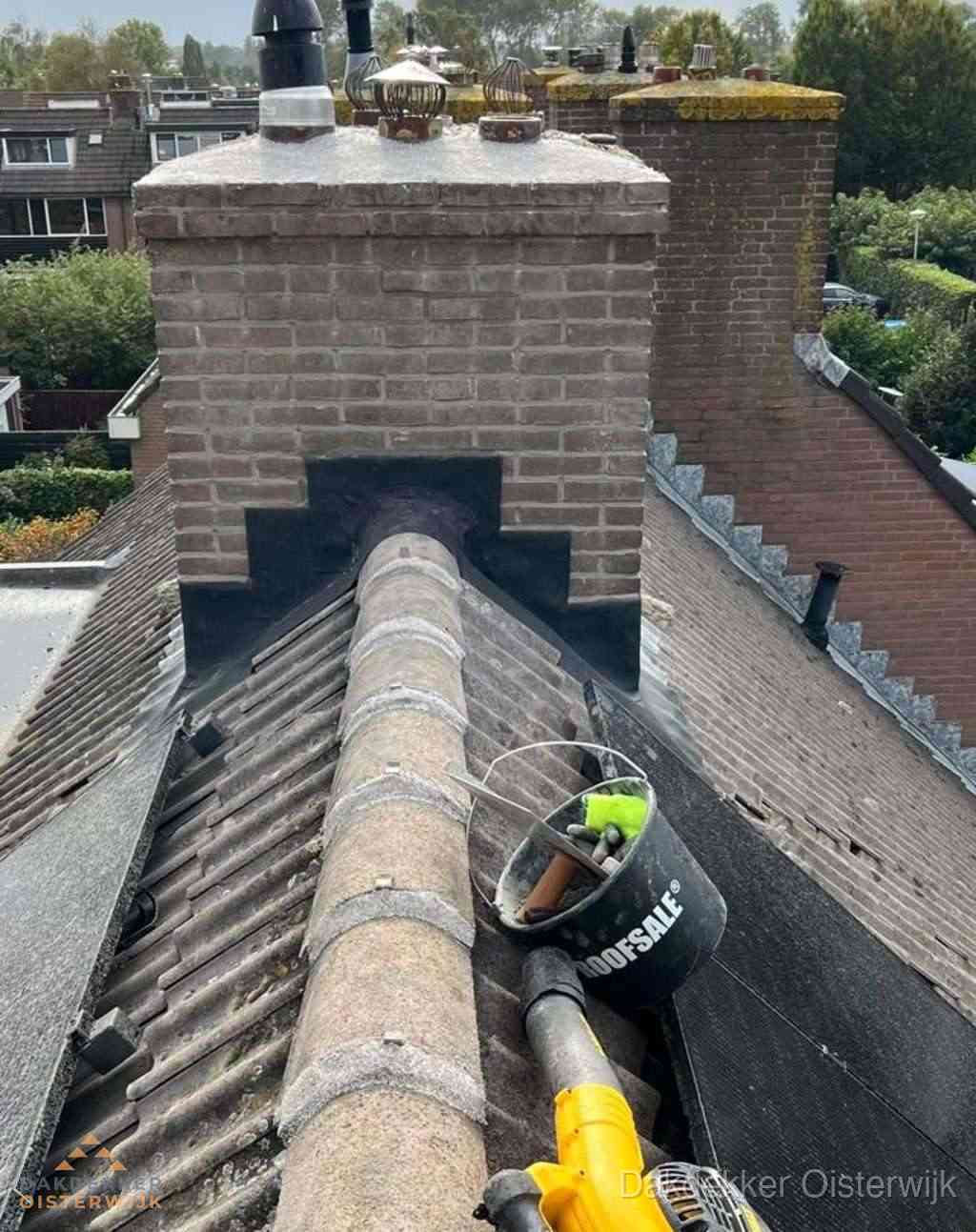 Dakdekker repareert bitumen dakleer bij dakdoorvoer in Oisterwijk
